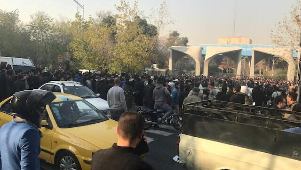 Almost 450 people arrested in Iranian protests